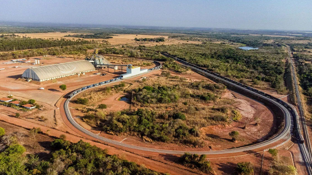 Grain facility beside a railway loop